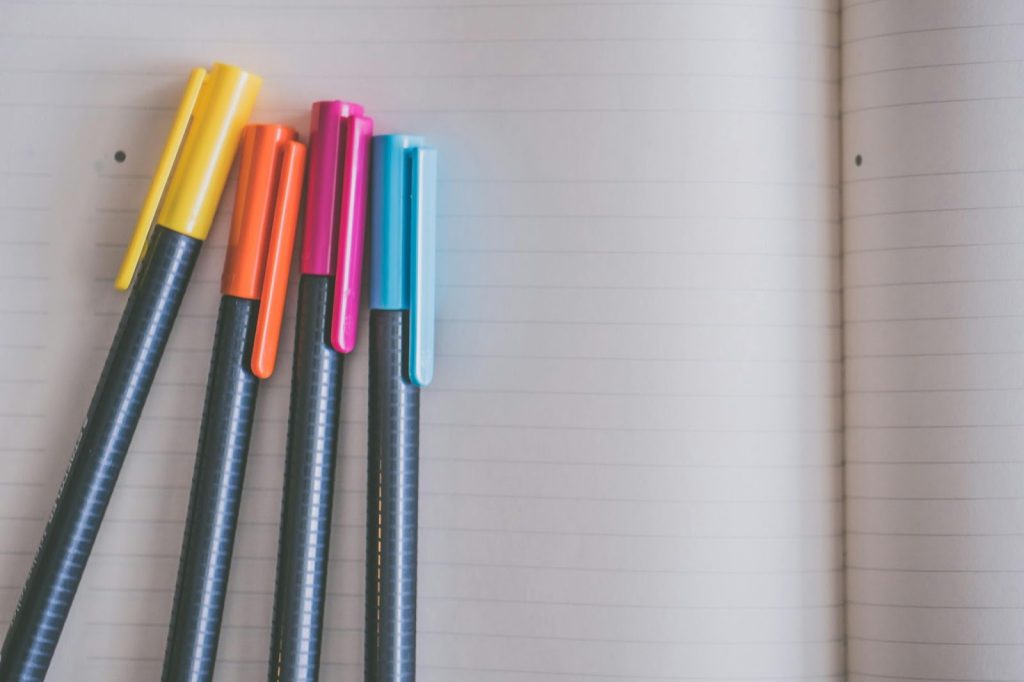 Image d'un stylo à pointe de fibre avec différentes couleurs